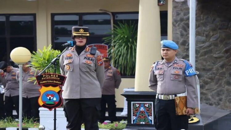 Kapolres Payakumbuh AKBP Wahyuni Sri Lestari saat memimpin jalanya pelaksanaan apel pagi personil Polres Payakumbuh, di Payakumbuh, Senin (24/07). Antara/HO-Polres Payakumbuh
