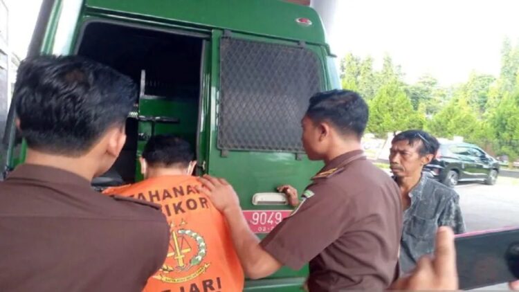 Jadi Tersangka, Kejari Pasbar Tahan PPTK Pembangunan RSUD 1 Kejaksaan Negeri Pasaman Barat, Sumatera Barat melakukan penahanan terhadap Pejabat Pelaksana Teknis Kegiatan (PPTK) inisial ALJ pada perkara Pembangunan Rumah Sakit Umum Daerah (RSUD) setempat, Senin, (24/7/2023). Antara/Altas Maulana.