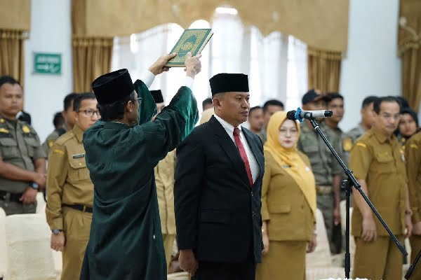 Kepala Satpol PP Padang Dilantik jadi "Juru Bicara" Gubernur, Ini yang Akan Dilakukan Mursalim 1 Eks Kepala Satpol PP Kota Padang, Mursalim dilantik sebagai Kepala Biro Adpim Pemprov Sumbar. (Foto: Dok. Adpim)