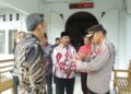 Ketua KPU Sumbar Apresiasi Polri Selama Kirab Pemilu 2024 di Sumbar 5 Ketua KPU Sumbar, Surya Efitrimen menerima penjelasan dari Kabag Ops Polres Dharmasraya, Kompol Eliswantri terkait Kirab Pemilu 2024 di Kabupaten Dharmasraya. (Foto: Dok. KPU Sumbar)