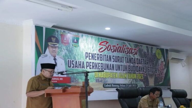 Bupati Agam Andri Warman sedang membuka sosialisasi Penerbitan Surat Tanda Daftar Usaha Perkebunan untuk Budidaya (STD-B) pada 2023 di aula Bappeda Agam, Selasa (25/7/2023). Antara/HO- Kominfo Agam.