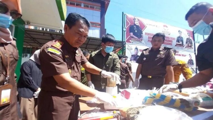 Sabu dan Ganja Barang Bukti Puluhan Perkara Dimusnahkan Kejari Payakumbuh 1 Kepala Kejaksaan Negeri Payakumbuh Suwarsono saat memusnahkan barang bukti di Payakumbuh, Selasa (25/7/2023). ANTARA/Akmal Saputra