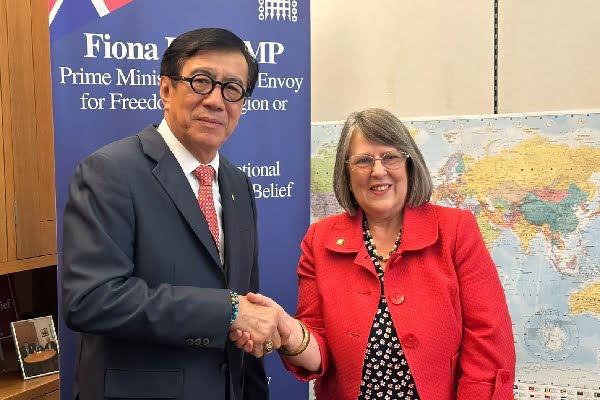 Bertemu Anggota Parlemen Inggris, Menkumham Promosikan Kebebasan Beragama di Indonesia 1 Dari kiri ke kanan: Menteri Hukum dan Hak Asasi Manusia (Menkumham), Yasonna Hamonangan Laoly bertemu dengan anggota Parlemen Inggris, Fiona Bruce. (Foto: Dok. Kemenkumham)
