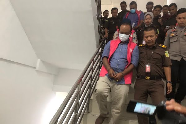 Sempat Diminta Serahkan Diri, Tersangka Pengadaan Sapi Bunting Disnak Keswan Sumbar Resmi Ditahan Kejaksaan 1 3 tersangka pengadaan sapi bunting di Disnak Keswan Sumbar resmi ditahan Kejaksaan pada Selasa (25/7/2023) malam. (Foto: Dok. Istimewa)