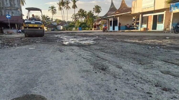 Rehabilitasi terminal Simpang Empat Kabupaten Pasaman Barat dilakukan dalam rangka memberikan kenyamanan ke masyarakat, Kamis (27/7/2023). Antara/Altas Maulana.