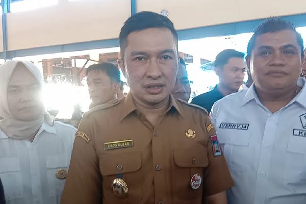 2 Peristiwa Kebakaran Besar di Padang Dalam Waktu 6 Jam, Wawako: Pakai Listrik Sesuai Beban Saja 1 Wakil Wali Kota Padang, Ekos Albar (tengah) saat meninjau Pasar Belimbing, Kecamatan Kuranji. (Foto: Dok. Radarsumbar.com/Muhammad Aidil)