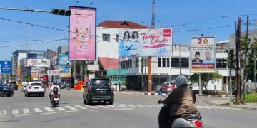 Kondisi lampu merah di Simpang Olo Ladang, Kecamatan Padang Barat mati beberapa hari belakangan. (Foto: Dok. Radarsumbar.com/Herru Iriawan)