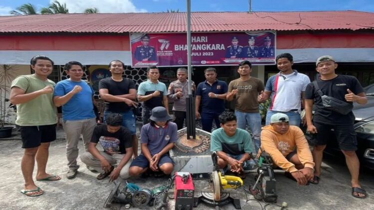 Empat Pelaku Pencurian Mesin Bengkel di Agam Ditangkap Polisi 1 Empat pelaku beserta pelaku pencurian meslin bengkel di Jorong Gasan Kaciak, Nagari Tiku Selatan, Kecamatan Tanjung Mutiara, Kabupaten Agam, Minggu (30/7/3023). Antara/HO- Humas Polres Agam.