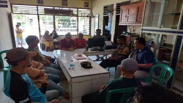 Jajaran Polsek Sungai Beremas saat memeriksa dan mengupayakan mediasi atas peristiwa pengeroyokan terhadap seorang pelajar di SMA N 1 Air Bangis, Minggu (30/7/2023). Antara/HO-Polres Pasaman Barat.