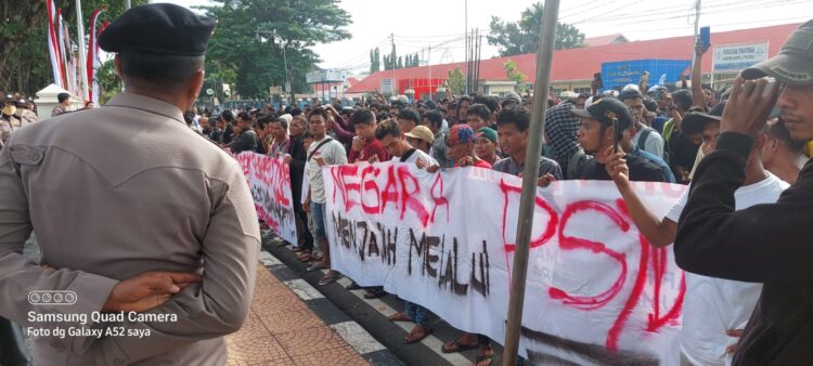 Ratusan Warga Air Bangis Pasbar Geruduk Kantor Gubernur 1 IMG 20230731 WA0021