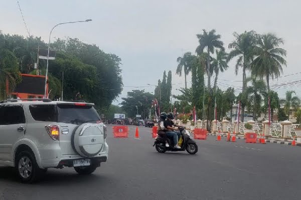 Demo Warga Air Bangis di Depan Kantor Gubernur Sumbar Hambat Akses Jalan Jenderal Sudirman, Polisi: Kami Minta Maaf 1 Penutupan ruas jalan Jenderal Sudirman Padang akibat unjuk rasa warga Air Bangis di depan Kantor Gubernur Sumbar. (Foto: Dok. Radarsumbar.com/Herru Iriawan)