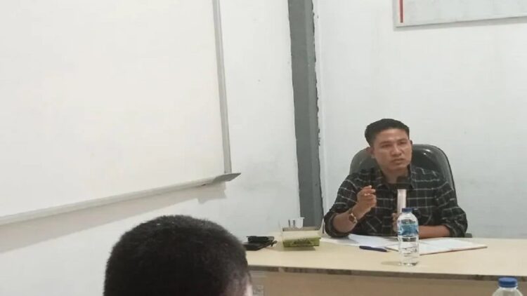 Bawaslu Minta Masyarakat Pasaman Barat Aktif Pantau DPT Pemilu 2024 1 Koordinator Divisi Pengawasan, Hubungan Masyarakat dan Hubungan Lembaga Bawaslu Pasaman Barat Aditia Pratama saat menyampaikan pengawasan terhadap tahapan Pemilu 2024. (Antara/Altas Maulana).