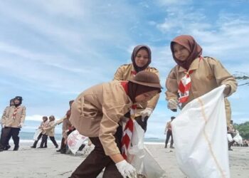 Gandeng Ratusan Anggota Pramuka, Kejari Pasbar Lakukan Aksi Bersih Pantai Sikabau