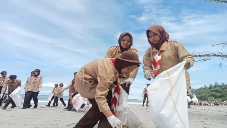 Ilustrasi siswa di Padanganggota pramuka saat memungut sampah di sepanjang Pantai Sikabau Kecamatan Parit Koto Balingka Kabupaten Pasaman Barat dalam aksi bersih pantai dalam rangkaian peringatan Hari Bhakti Adhyaksa ke-63 tahun 2023, Rabu (19/7/2023). Antara/Altas Maulana.