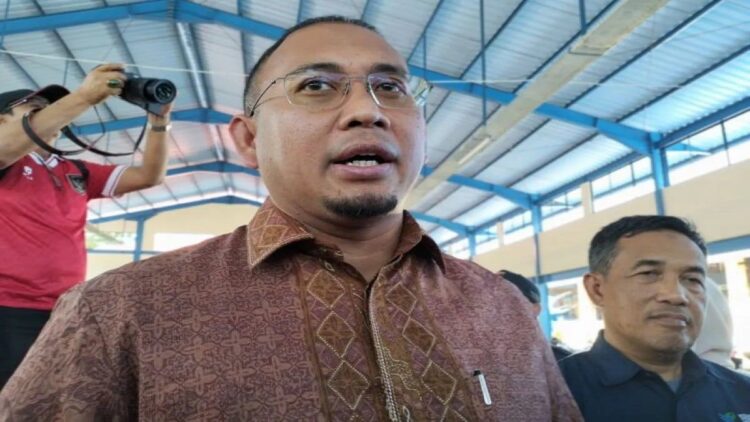 Anggota Dewan Pembina Partai Gerindra Andre Rosiade saat diwawancarai awak media massa di Padang, Selasa, (25/7/2023). ANTARA/Muhammad Zulfikar.