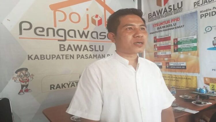 Koordinator Divisi Pengawasan, Hubungan Masyarakat, dan Hubungan Lembaga Bawaslu Pasaman Barat Aditia Pratama menjelaskan tahapan pengawasan pemilu yang mereka lakukan saat ini, Minggu (30/7/2023). Antara/Altas Maulana