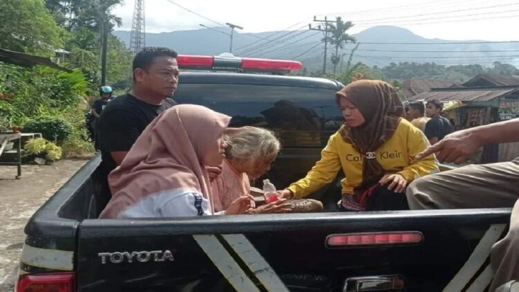 Korban dibawa tim gabungan usai ditemukan untuk dilakukan pengecekan kesehatan di IGD RSUD Lubuk Sikaping, Kamis.