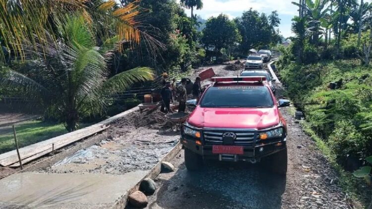Pengerjaan betonisasi jalan di Kampung Langgai, Kabupaten Pesisir Selatan. (ANTARA/Miko Elfisha)
