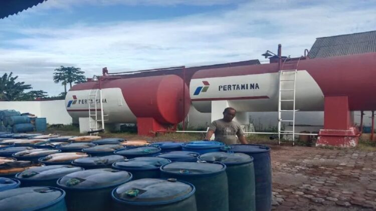 Operator SPBU-N Hendra Syofian sedang menyusun jerigen. Dok Antara/Yusrizal
