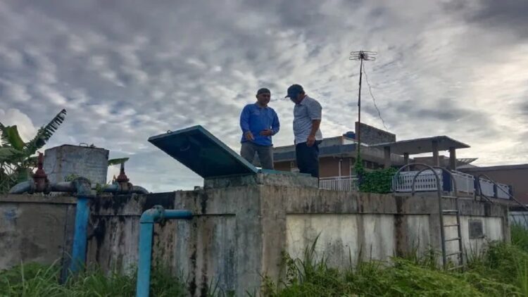 Listrik Sering Padam, Pendistribusian Air PDAM Tirta Antokan Agam Terganggu 1 Direktur PDAM Tirta Antokan Agam Hendri Chaidir (kanan) sedang maninjau bak penampung di Kecamatan Baso. (Antara/Yusrizal)