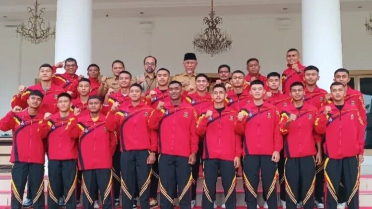 Gubernur Sumbar, Mahyeldi berfoto bersama Tim PPLP Sumbar. Tiga orang pemain PPLP Sumbar terpanggil seleksi Tim Nasional U17 tahun 2023. (ANTARA/Miko Elfisha)