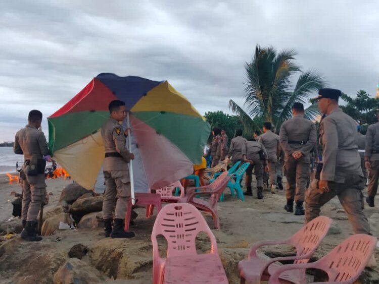 Satpol PP Padang menertibkan PKL yang masih menggunakan payung "ceper". (Foto: Dok. Istimewa)