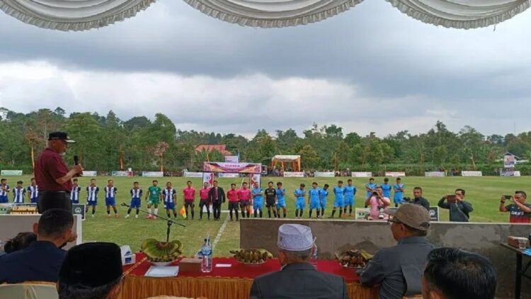 Pemprov Sumbar Dukung Pengembangan Sepakbola di Daerah 1 Gubernur Sumbar, Mahyeldi membuka Kejurprov U23 di Batusangkar, Rabu (19/7). (ANTARA/Miko Elfisha)