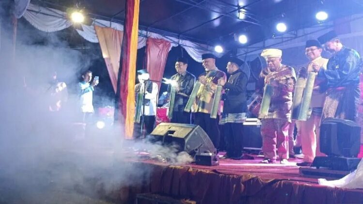 Gubernur Sumbar, Mahyeldi membuka Festival Kesultanan Pagaruyung di Batusangkar, Kabupaten Tanahdatar, Rabu (19/7) malam. (FOTO ANTARA/Miko Elfisha)