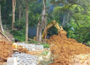 Alat Berat Bantu Percepat Pembersihan Material Longsor Jalan ke Pantai Air Manis