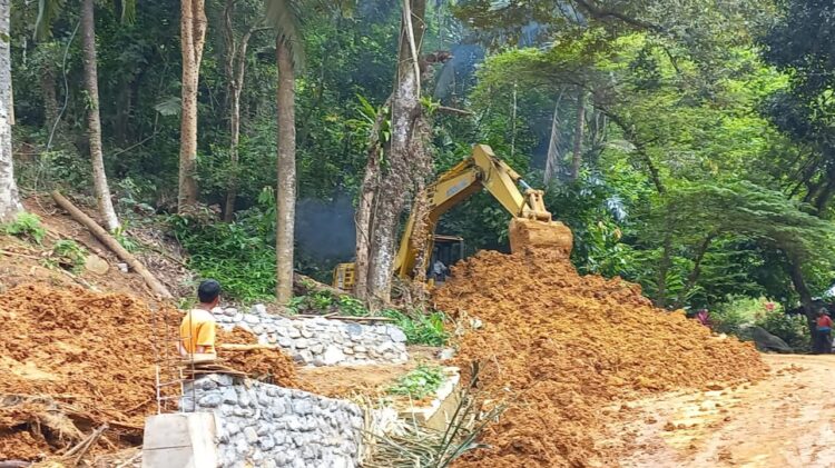 Upaya pembersihakan material longsor yang menutupi jalan Koto Kaciak, Kota Padang. (Foto: Dok. Istimewa)