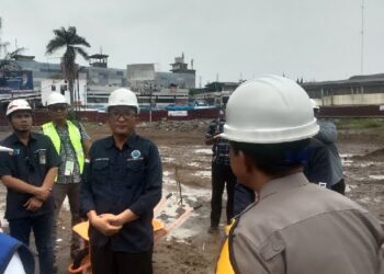 Wali Kota Padang, Hendri Septa mengecek pembangunan Pasar Raya Fase 7. (Foto: Dok. Radarsumbar.com)