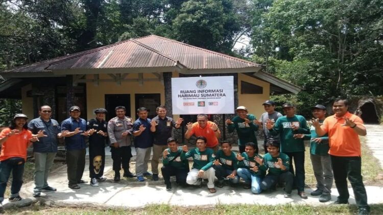 Untuk Pembelajaran, COP bikin Ruang Informasi Harimau Sumatera di TWA Rimbo Panti Pasaman 1 Kepala BKSDA Sumbar Ardi Andono didampingi Direktur Centre for Orangutan Protection (COP) Daniek Hendarto sedang membuka kain menandakan dibukanya ruang informasi harimau sumatera di Taman Wisata Alam Rimbo Panti Kabupaten Pasaman, Sabtu (29/7/2023). Dok Antara/Yusrizal