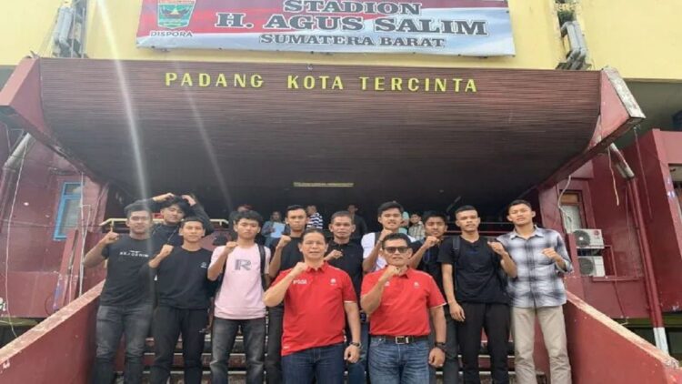 12 Pemain Muda asal Sumbar Ikuti Seleksi Garuda Select di Jakarta 1 Ketua Asprov PSSI Sumbar Indra Dt Rajo Lelo bersama Sekum Hendra Dupa melepas 12 pemain muda berbakat Sumbar yang akan mengikuti Camp Garuda Select di Jakarta pada Sabtu (1/7) (ANTARA/ Mario Sofia Nasution)