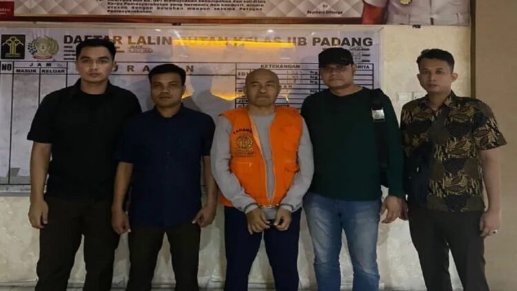 Terlibat Korupsi Pembangunan RSUD Pasbar, Kejari Tahan Direktur PT MAM Energindo 1 Tim penyidik Kejaksaan Negeri Pasaman Barat saat menahan tersangka perkara pembangunan RSUD Pasaman Barat di Rumah Tahanan Kelas II B Anak Aia di Kota Padang pada Rabu (5/7). (Antara/HO-Kejari Pasaman Barat).