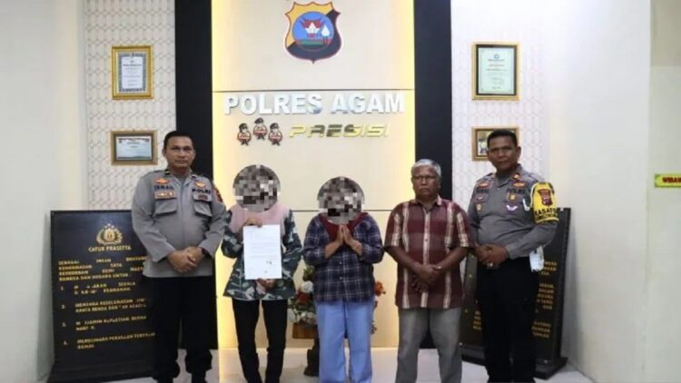 Kedua pelaku pembuat dan penyebar video ucapan tidak senonoh atau penghinaan terhadap institusi Polri di Polres Agam, Senin (17/7). Dok Humas Polres Agam