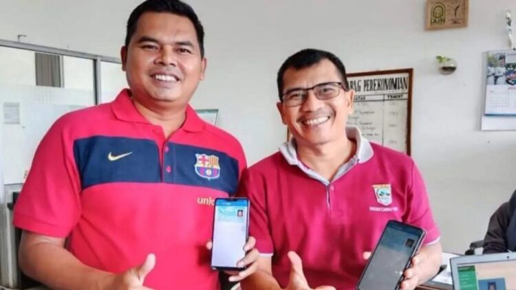 Kepala Bidang Pendaftaran Penduduk Disdukcapil Pasaman Barat Harisantoni melakukan sosialisasi aktifasi identitas kependudukan digital di kantor Bupati Pasaman Barat, Selasa (25/7/2023). Antara/Altas Maulana.