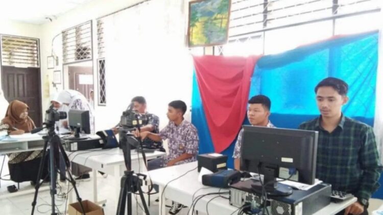 Ilustrasi petugas Dinas Kependudukan dan Catatan Sipil Pasaman Barat saat melakukan perekaman KTP elektronik siswa SMA yang merupakan pemilih pemula pada Pemilu 2024 mendatang, Rabu (26/7/2003). Antara/Altas Maulana.