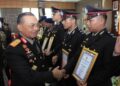 Hari Bhayangkara ke-77, Kapolda Sumbar Serahkan Sejumlah Penghargaan 4 Kapolda Sumbar beri penghargaan personel di Hari Bhayangkara ke-77. (dok. Bidhumas)