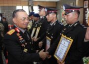 Hari Bhayangkara ke-77, Kapolda Sumbar Serahkan Sejumlah Penghargaan