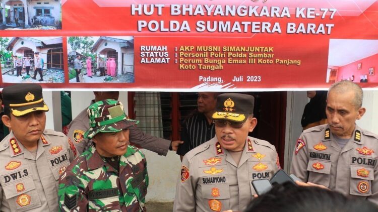 Peduli Personel, Kapolda Sumbar Anjangsana Bedah Rumah di Padang 1 Kapolda Sumbar Irjen Pol Suharyono diwawancarai wartawan saat mengecek bedah rumah personilnya. (dok. Bidhumas)