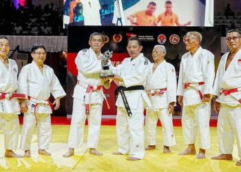 Kapolri Jenderal Listyo Sigit Prabowo mendapatkan sabuk hitam judo. (dok. Divhumas)