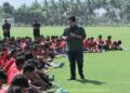 Ketum PSSI, Erick Thohir mengecek seleksi pemain timnas Indonesia U-17. (dok. PSSI)