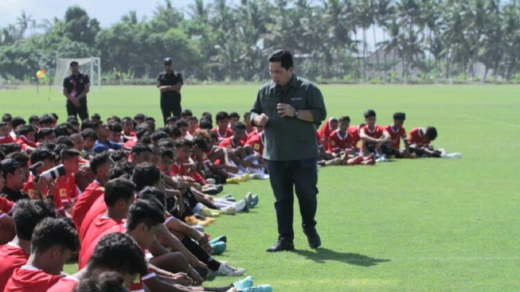 Erick Thohir Pastikan Seleksi Timnas U-17 tak Boleh Ada 'Titipan' 1 Ketum PSSI, Erick Thohir mengecek seleksi pemain timnas Indonesia U-17. (dok. PSSI)