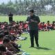 Ketum PSSI, Erick Thohir mengecek seleksi pemain timnas Indonesia U-17. (dok. PSSI)