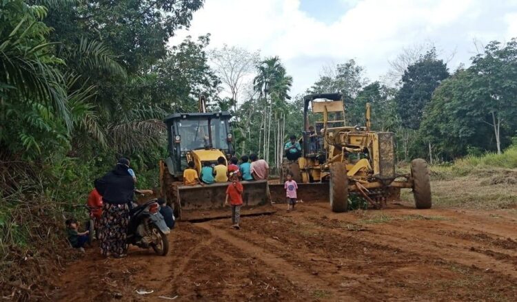 PTPN VI membantu menurunkan tiga alat berat untuk mempercepat pembangunan camping ground di Nagari Sungai Kunyit, Kecamatan Sangir Balai Janggo, Solok Selatan.