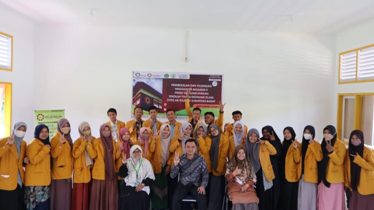 Prodi Ekonomi Syariah STEI Ar Risalah Sumbar Kirim 40 Mahasiswa Magang ke Berbagai Institusi 1 Foto bersama usai pembekalan dan pelepasan magang Program Studi Ekonomi Syariah Sekolah Tinggi Ekonomi Islam (STEI) Ar Risalah Sumatra Barat (Sumbar) dilaksanakan pada Sabtu(15/7/2023) di Aula Gedung STEI Ar Risalah.