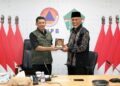Pemprov Sumbar Jemput Dukungan Tanggulangi Bencana ke BNPB 2 Serah terima cenderamata antara Pempov Sumbar dan BNPB. (dok. istimewa)