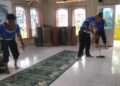 Personel Polda Sumbar bersihkan rumah ibadah saat 1 Muharram. (dok. Bidhumas)