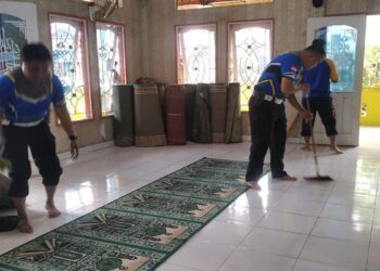 Personel Polda Sumbar bersihkan rumah ibadah saat 1 Muharram. (dok. Bidhumas)
