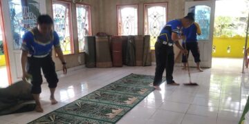 Personel Polda Sumbar bersihkan rumah ibadah saat 1 Muharram. (dok. Bidhumas)